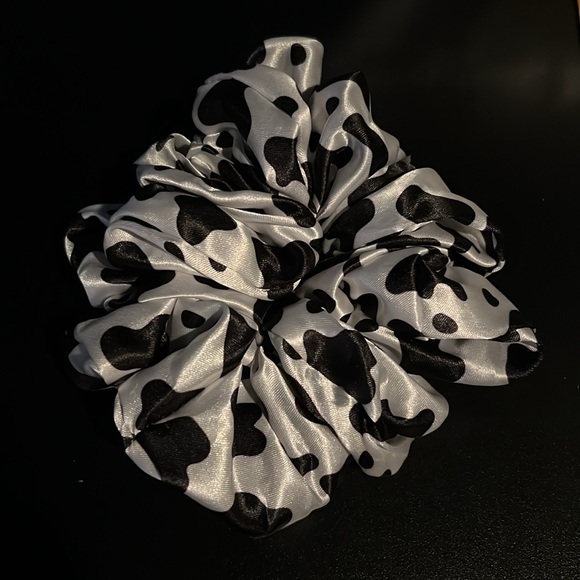 Oversized silk cow print scrunchie - Picture 3 of 3